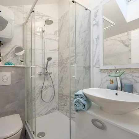 Sara - Luxurious Sea View With Garage Apartman